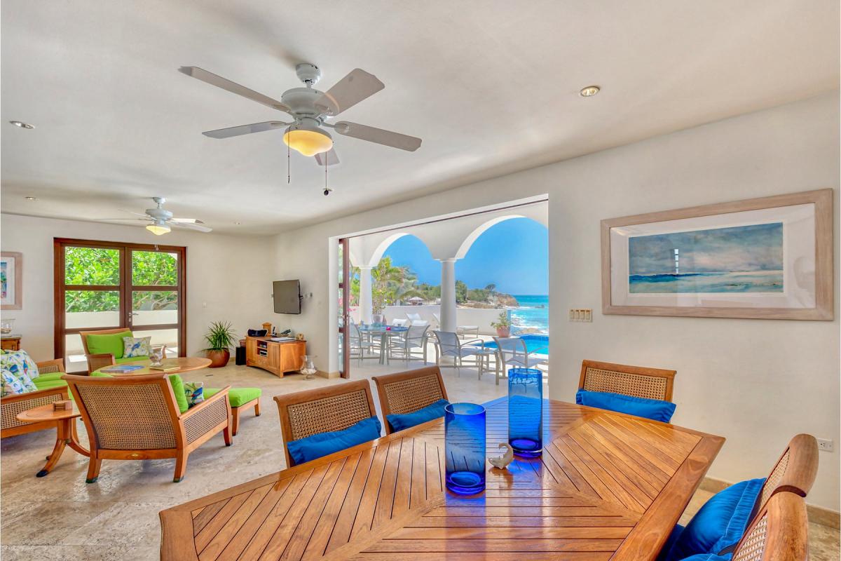 Pool Villa St Martin - Dining table in living room